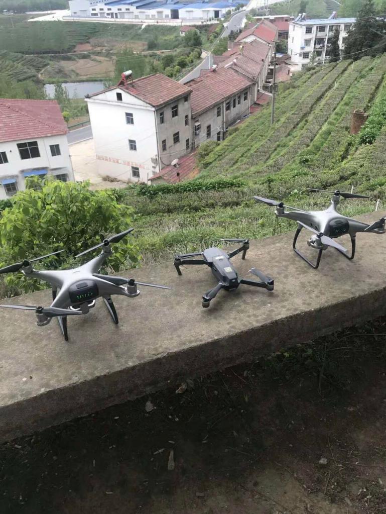 Additional photos of the new Phantom 5 or 4 Pro V2.0 show 2 drones. Prototypes or the real deal