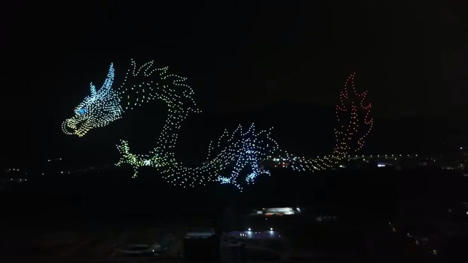 drone lichtshow van draak in het donker