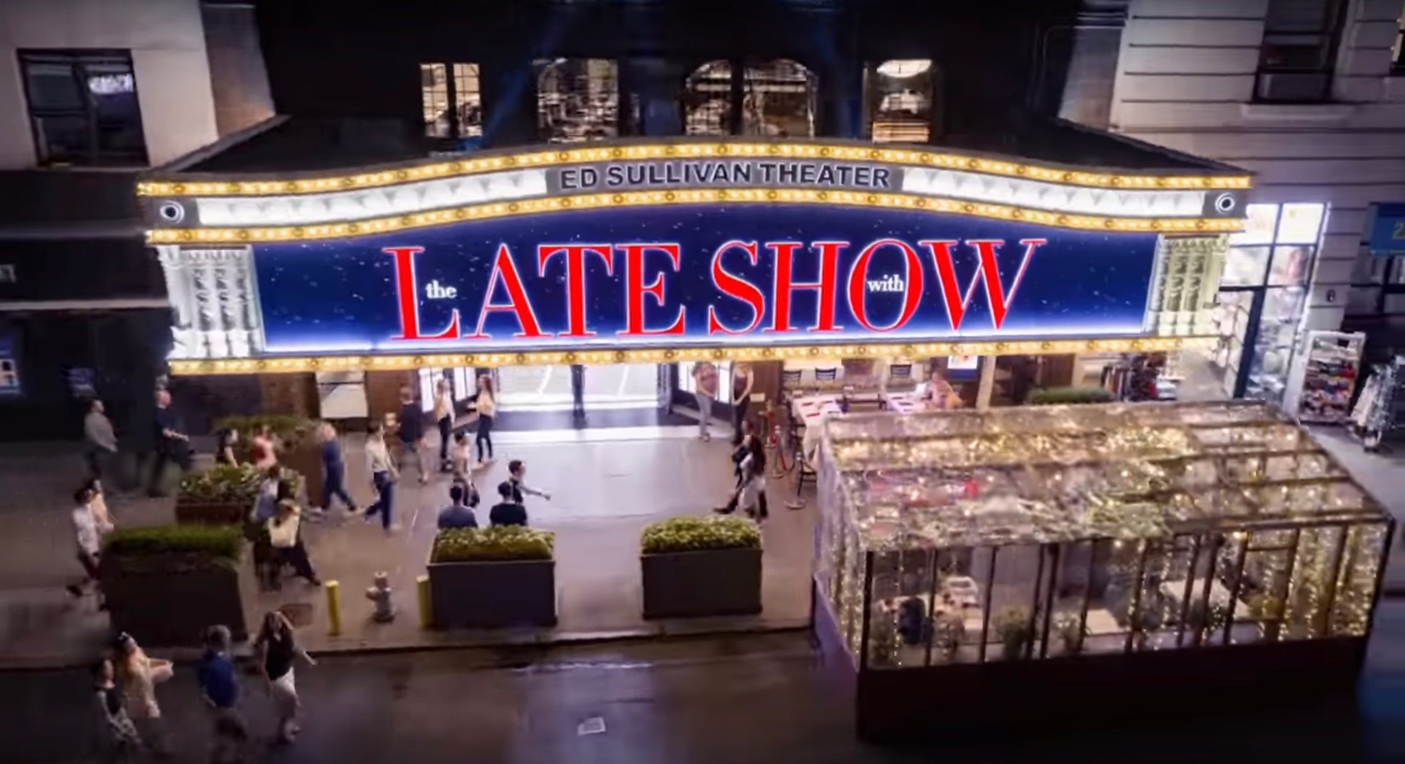 Стивен Кольбер встречает зрителей «Late Night» новым вступительным роликом, снятым дронами