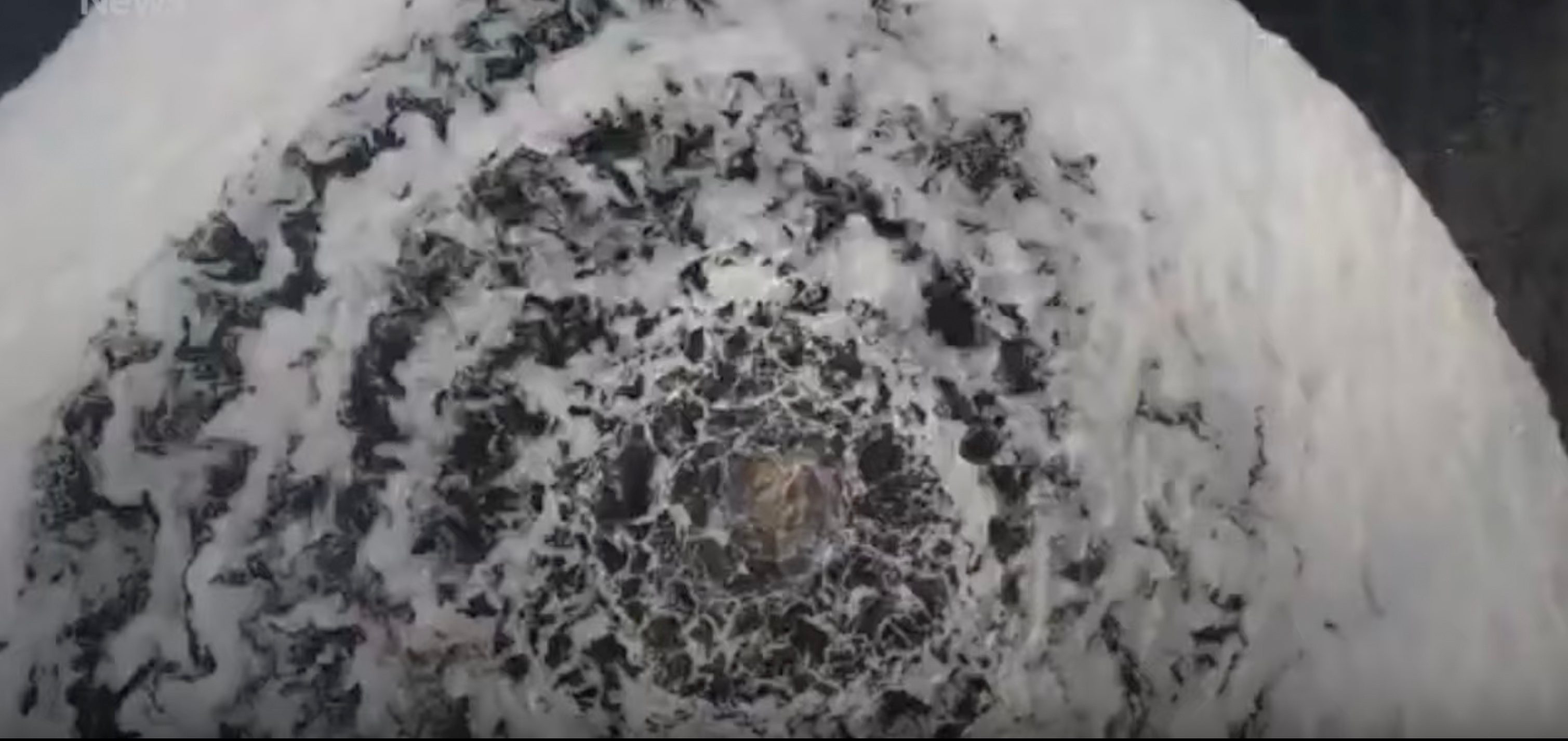 Видео с дрона засняло «котёл ведьмы» в море на Хэллоуин