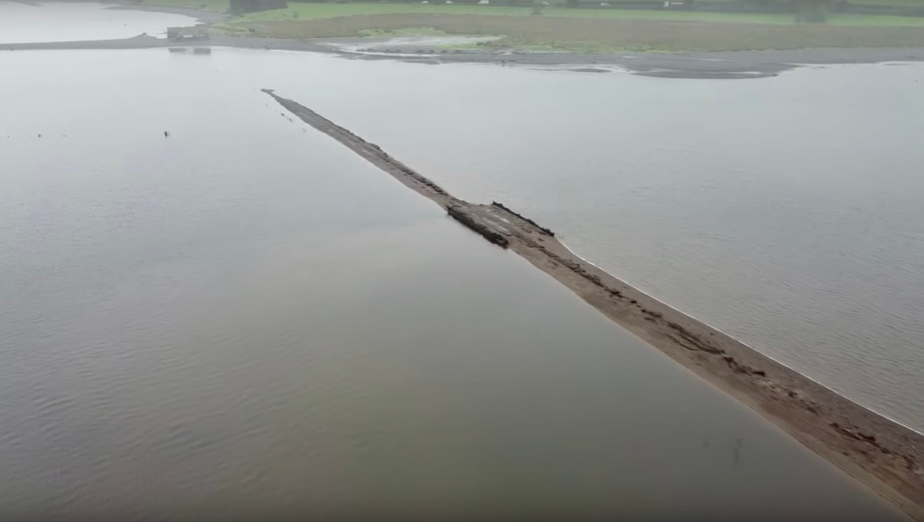 Ирландский пилот дрона снял на видео появившуюся из воды «призрачную» железнодорожную линию