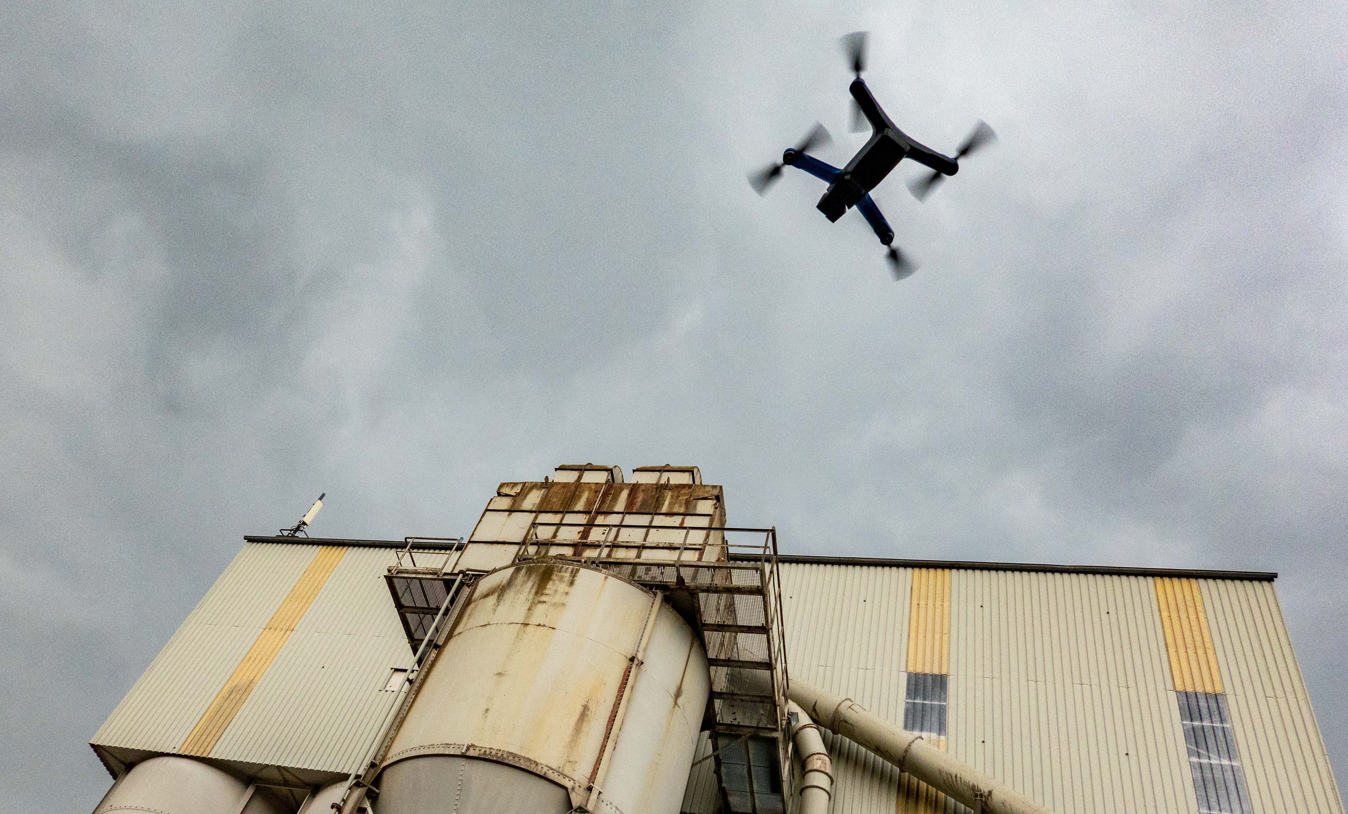 Вам больше не нужно вручную загружать данные дрона Skydio в DroneDeploy