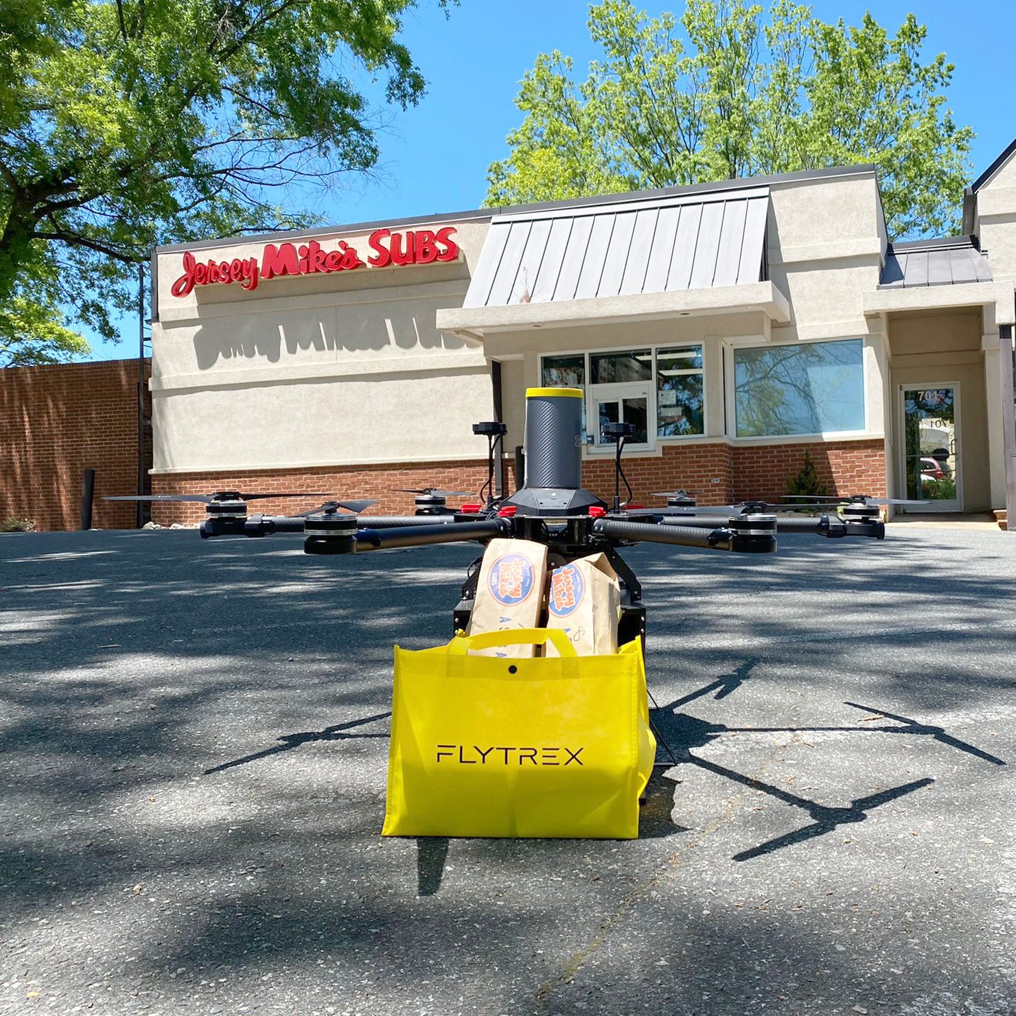 Flytrex добавила доставку сэндвичей Jersey Mike’s в список услуг в Северной Каролине