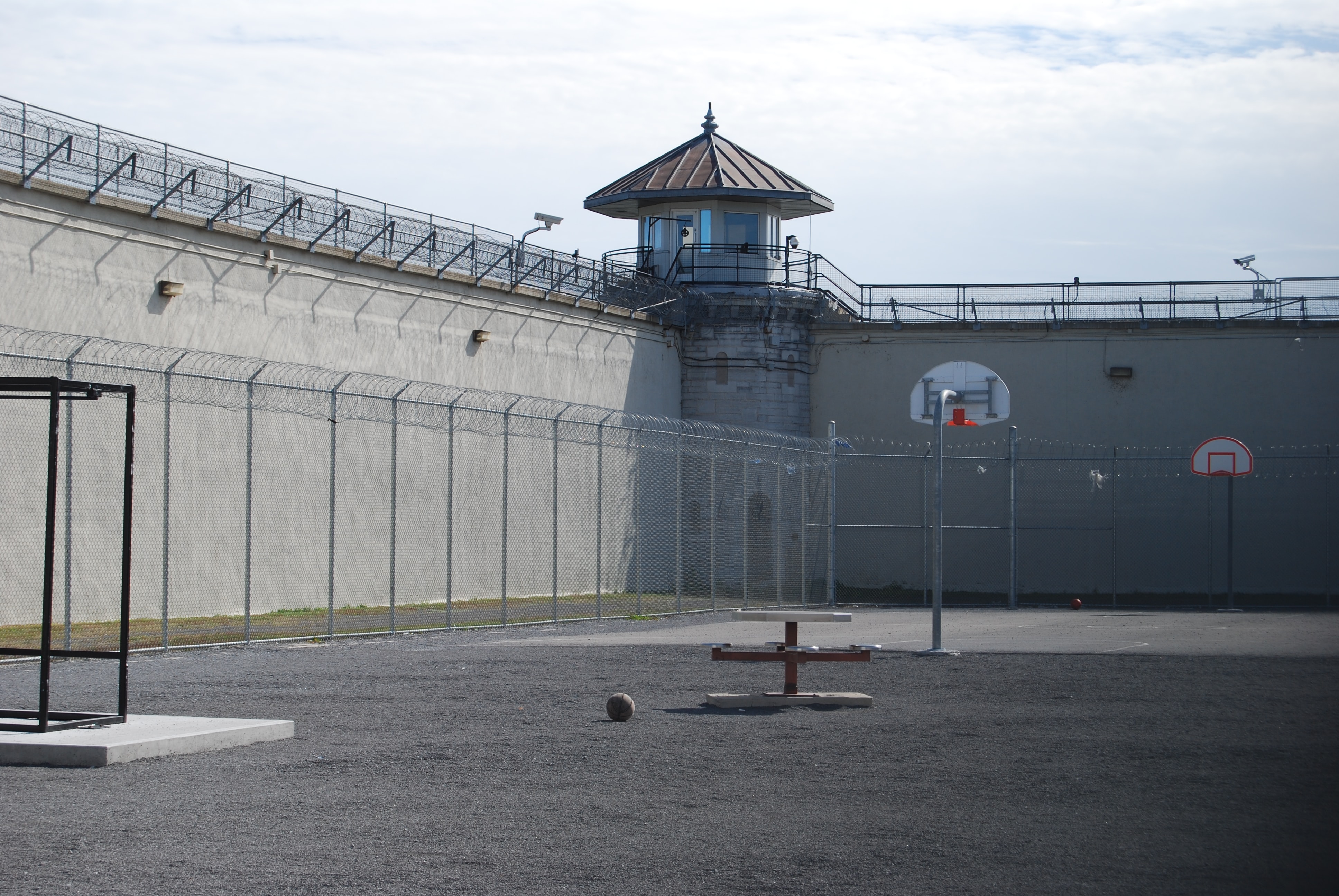 Тюремный двор американской тюрьмы