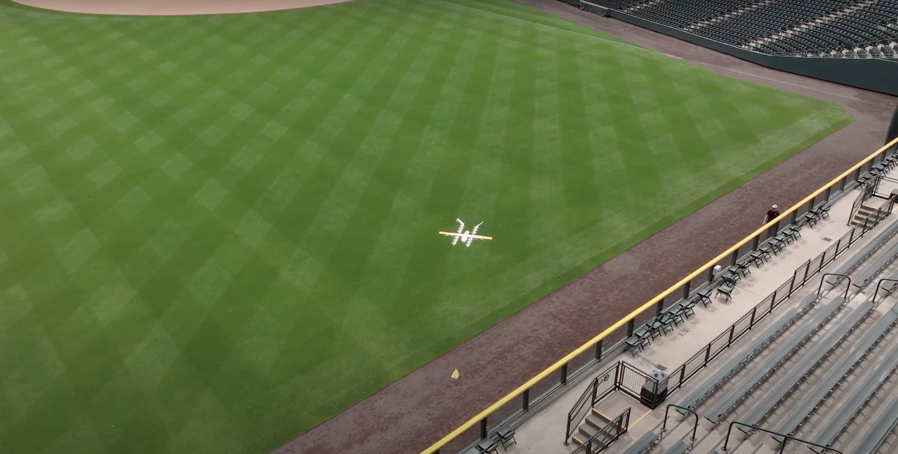 Дрон Wing совершил (демонстрационную) доставку на стадион Coors Field в Колорадо