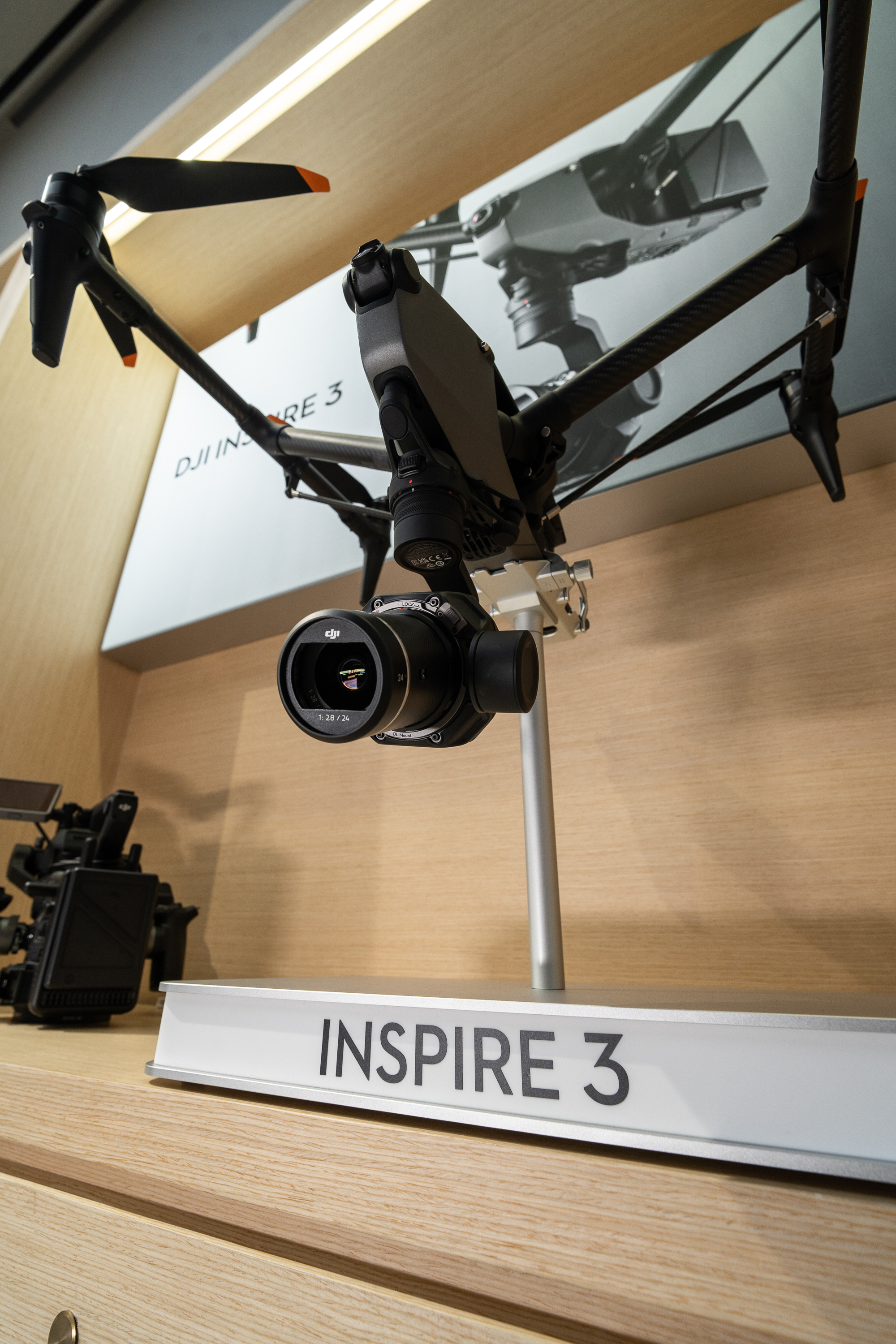 ビデオカメラ Re:DJI Store DJI-NYC_5thAve_Interior_05.jpg